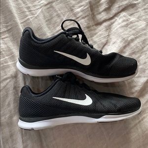 NIKE RUNNING SHOES -SIZE 6.5